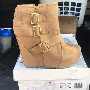 Onyx taupe wedges size 9.